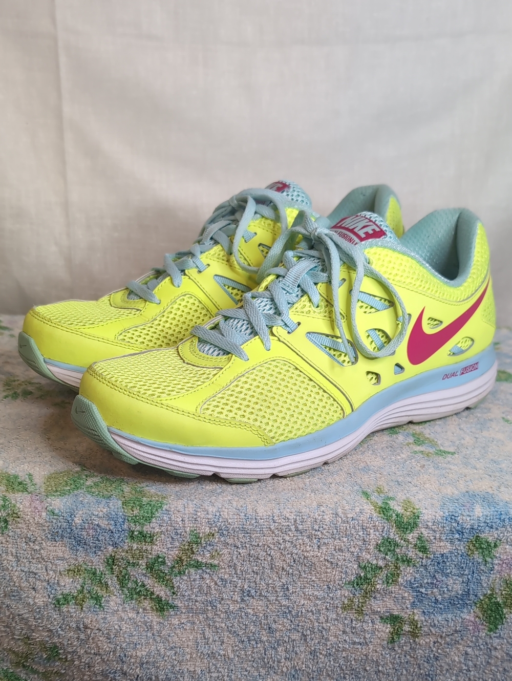Nike Dual Fusionlite Neon Athletic Shoes womens 10